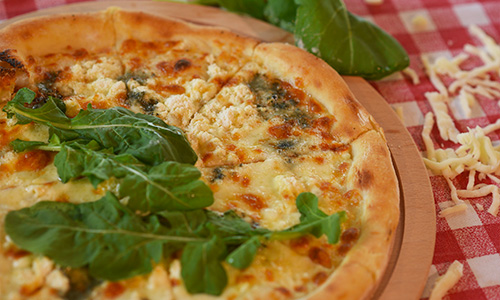 Dört Peynirli Pizza